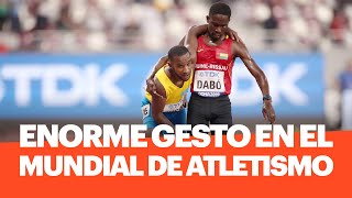 GRAN GESTO en el Mundial de Atletismo Dejó de correr y ayudó a un colega a terminar la prueba [upl. by Ellenaj]